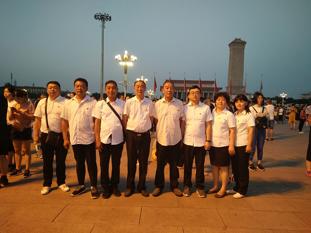 2019年党支部活动北京看升旗