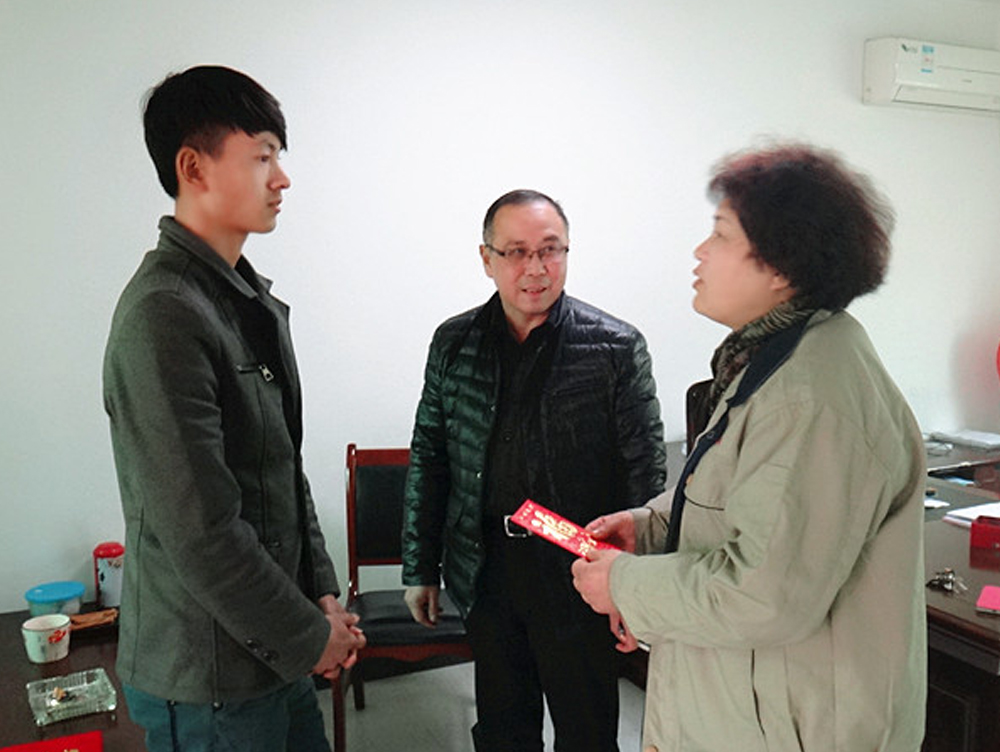 工会为职工送温暖