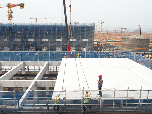 2023.5.13  泰力装配首批双T板顺利吊装邦普磷化工项目