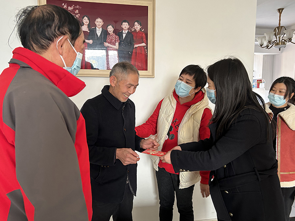 春节前夕走访慰问旭光村困难家庭1