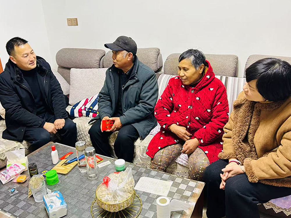 春节前夕走访慰问困难家庭2