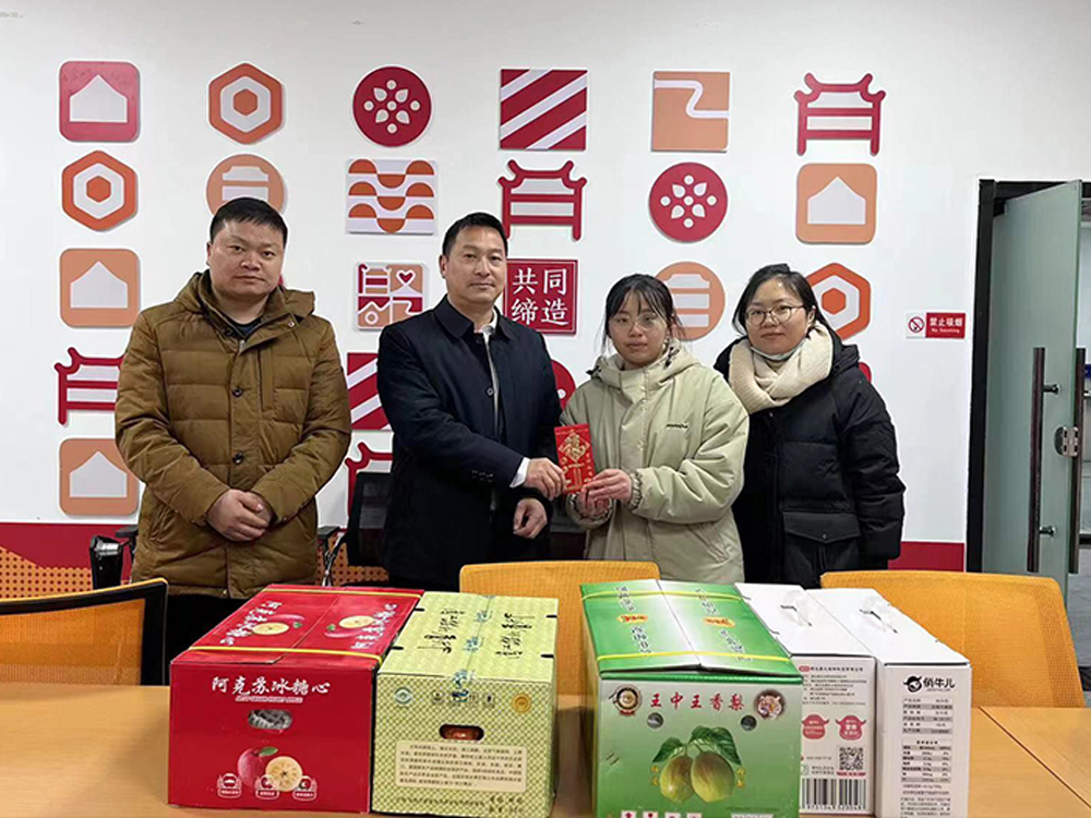 春节前夕走访慰问东锦苑社区困难大学生