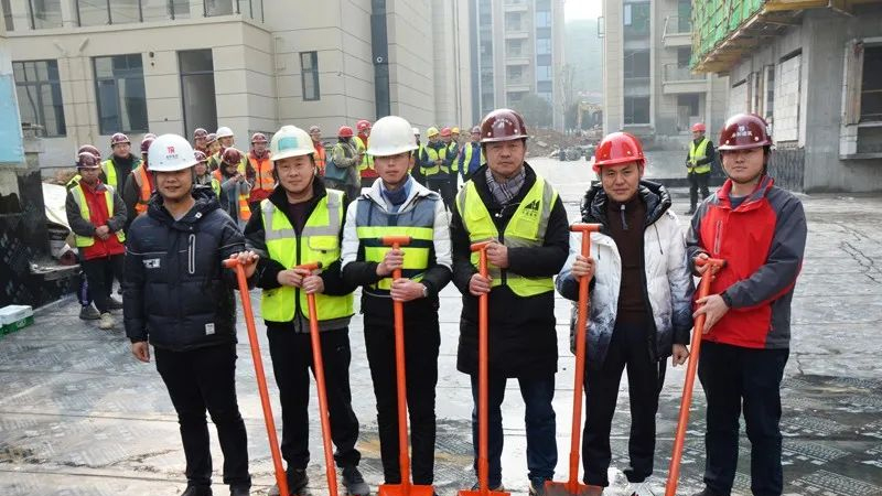 热烈：乇坦鹪?阅江山二期项目喜封金顶