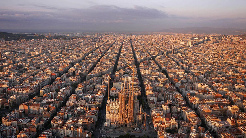 这座建筑修了100多年还没修完，但却公认为世界最佳杰作之一