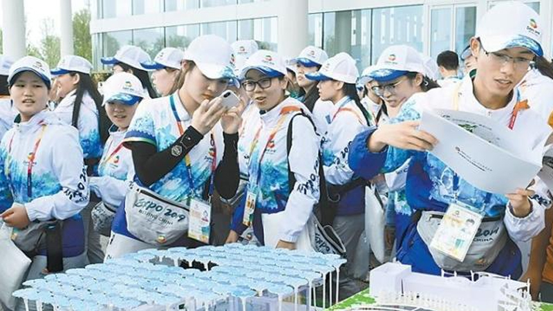 北建大学生结束志愿工作，赠予世园会32幅手绘建筑图和模型