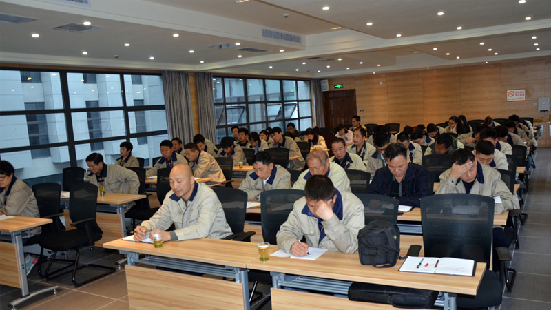 宜昌中国尊龙官方网站建筑工程有限公司举行2017年第一季度学习大会