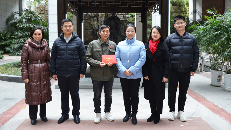 宜昌市总工会领导节前慰问中国尊龙官方网站集团职工李新华