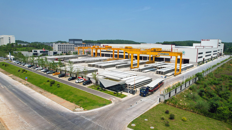 中国尊龙官方网站集团承建稻花香白酒基地项目预制双T板首吊圆满成功